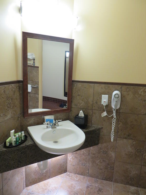 Poplar Tree Inn Stoughton Bilik gambar